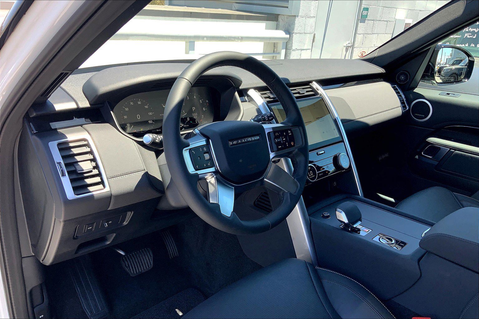 2025 Land Rover Discovery S photo 4