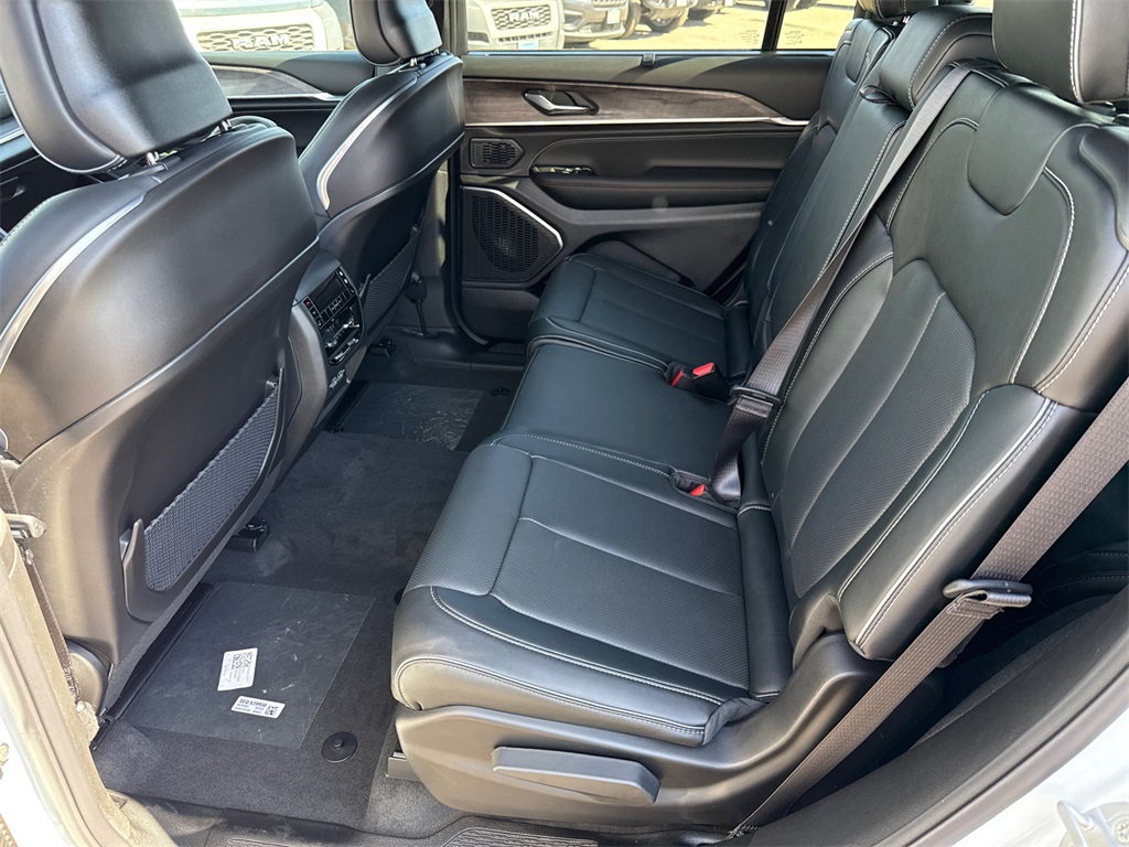 2025 Jeep Grand Cherokee Overland photo 18