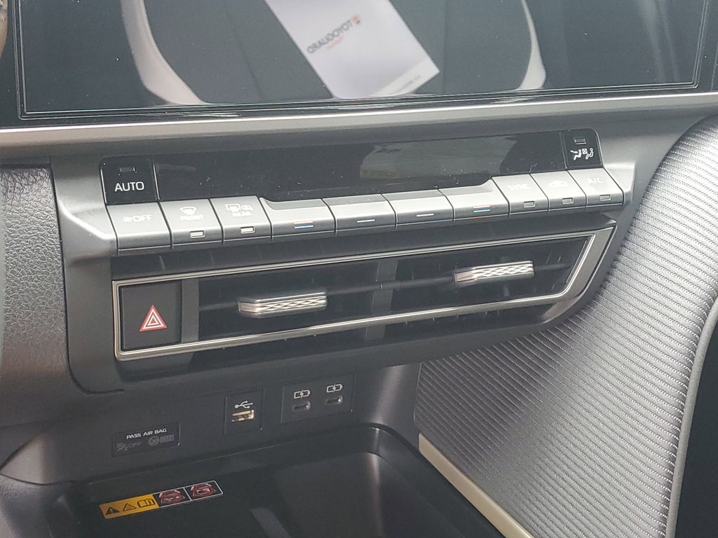 2025 Toyota Camry SE photo 23