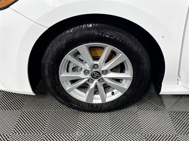 2025 Toyota Camry LE photo 4