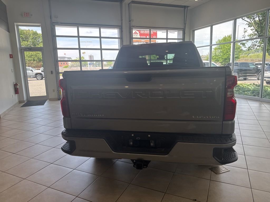2025 Chevrolet Silverado 1500 Custom photo 4