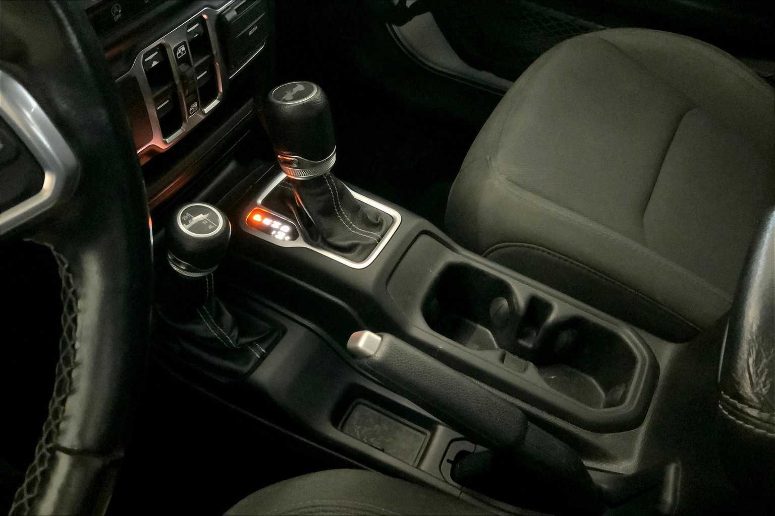 2021 Jeep Wrangler Unlimited Sahara photo 2