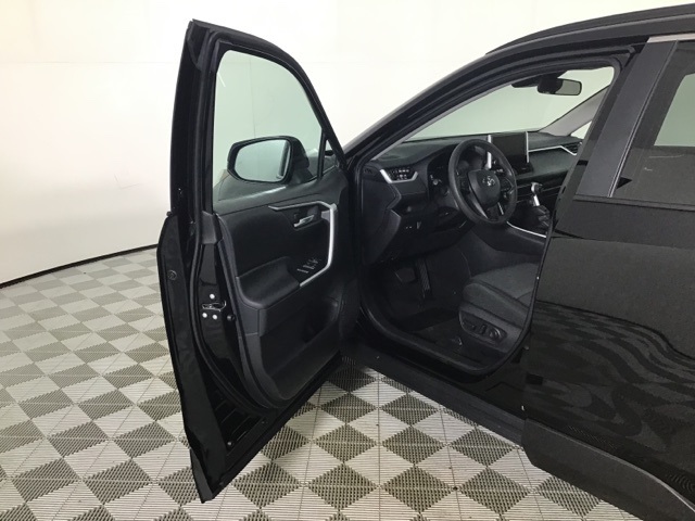 2025 Toyota RAV4 XLE photo 4