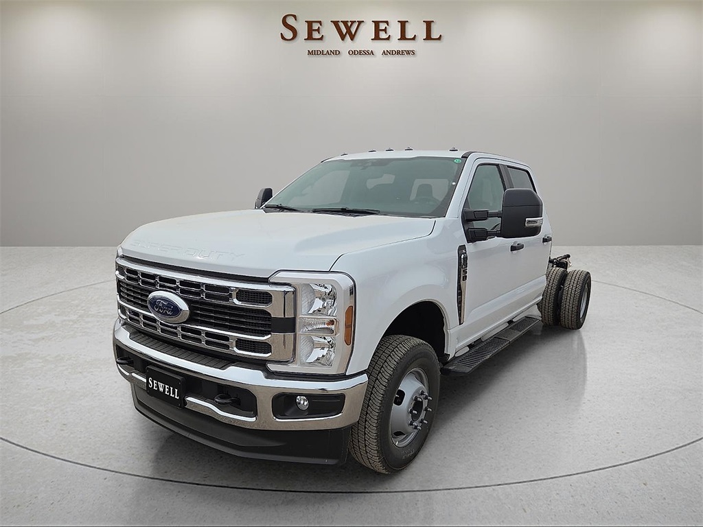 2026 Ford F-350 Super Duty Chassis Cab XL's photo