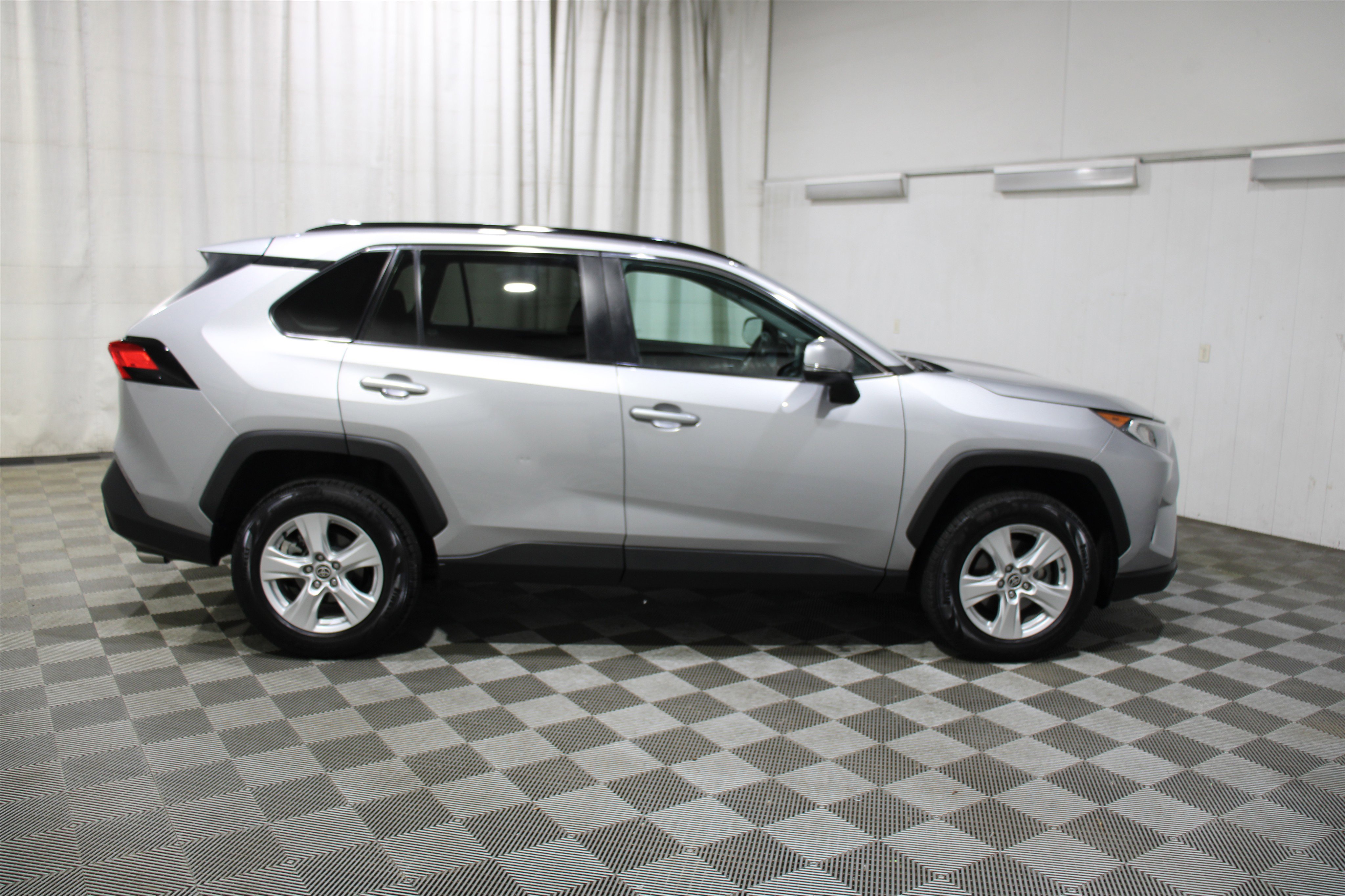 2021 Toyota RAV4 XLE photo 8