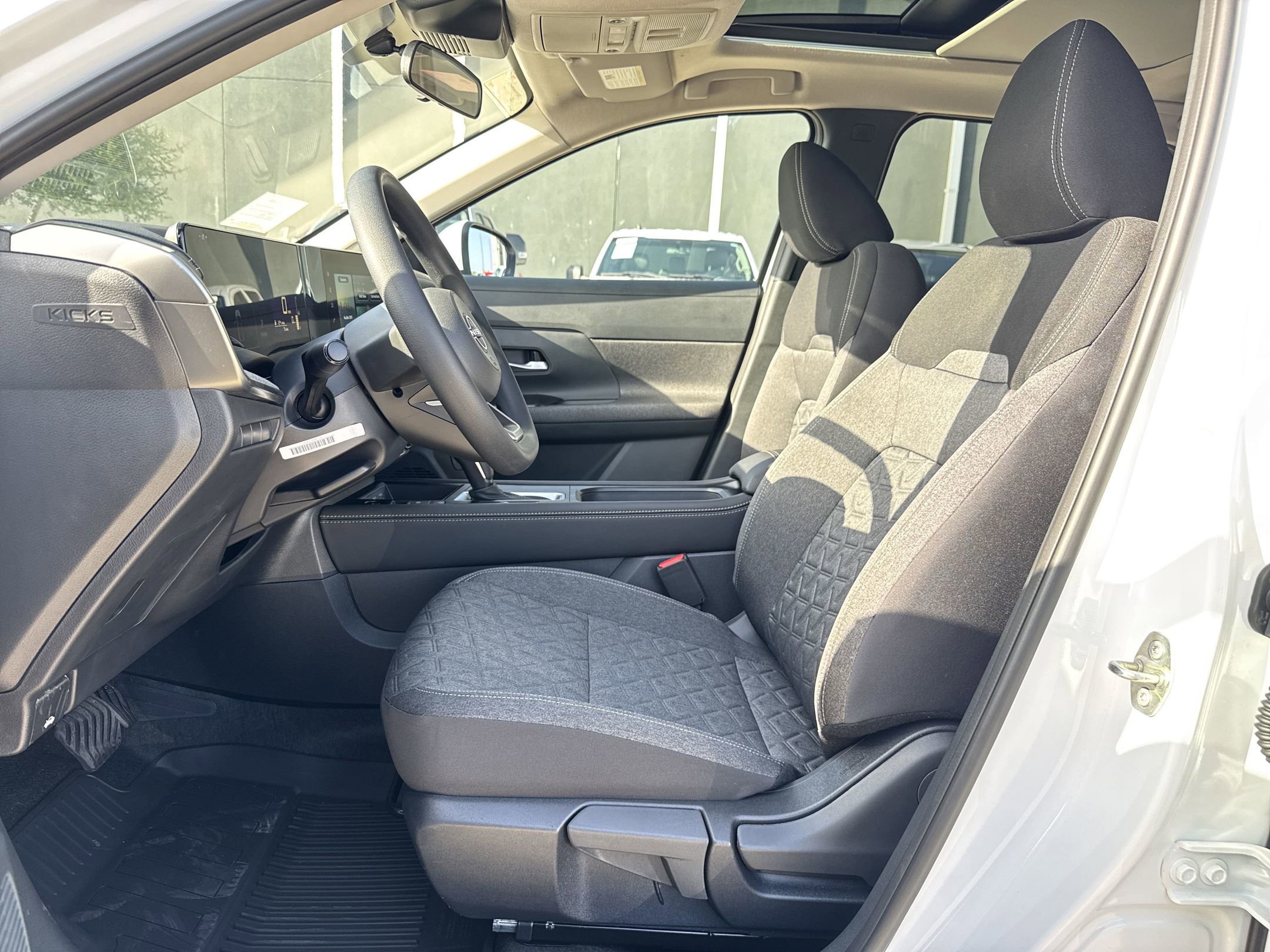 2025 Nissan Kicks SV photo 4