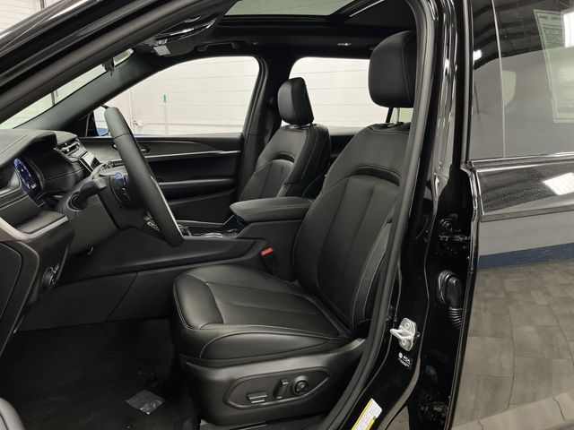 2025 Jeep Grand Cherokee Limited photo 4