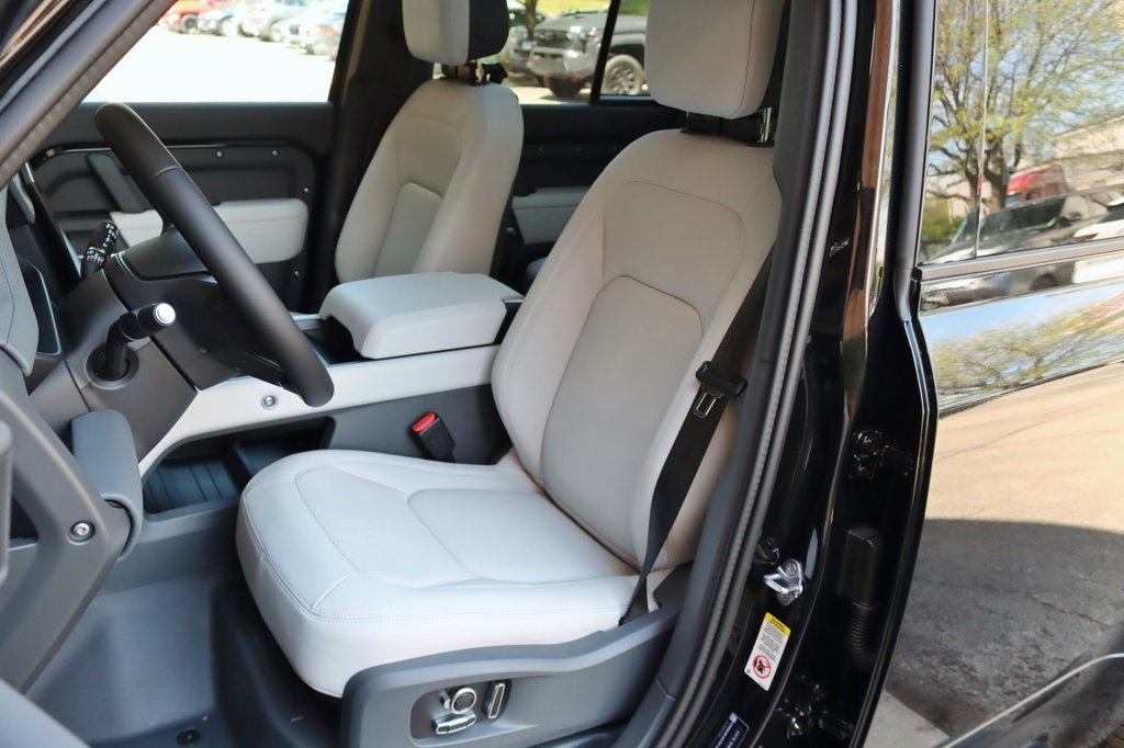 2025 LAND ROVER DEFENDER - Image 13