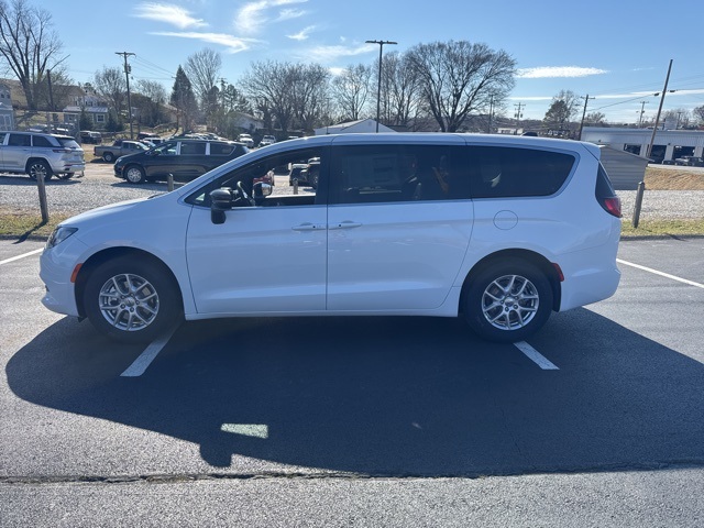 2025 Chrysler Voyager LX photo 3
