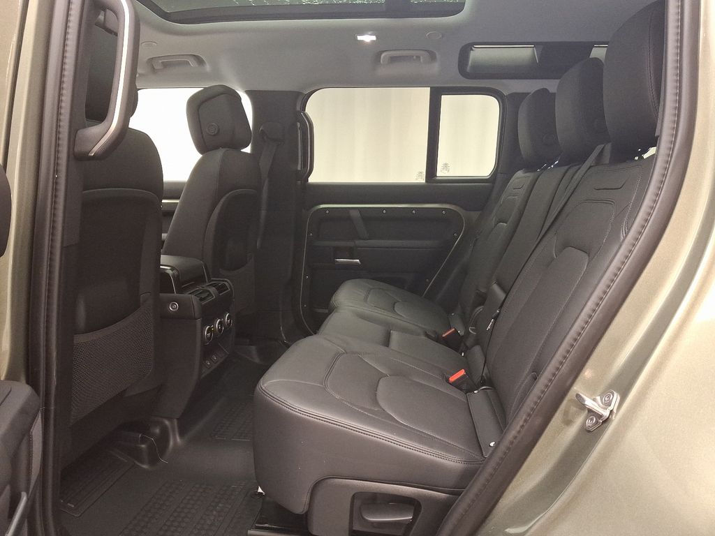2025 Land Rover Defender 110 S photo 5