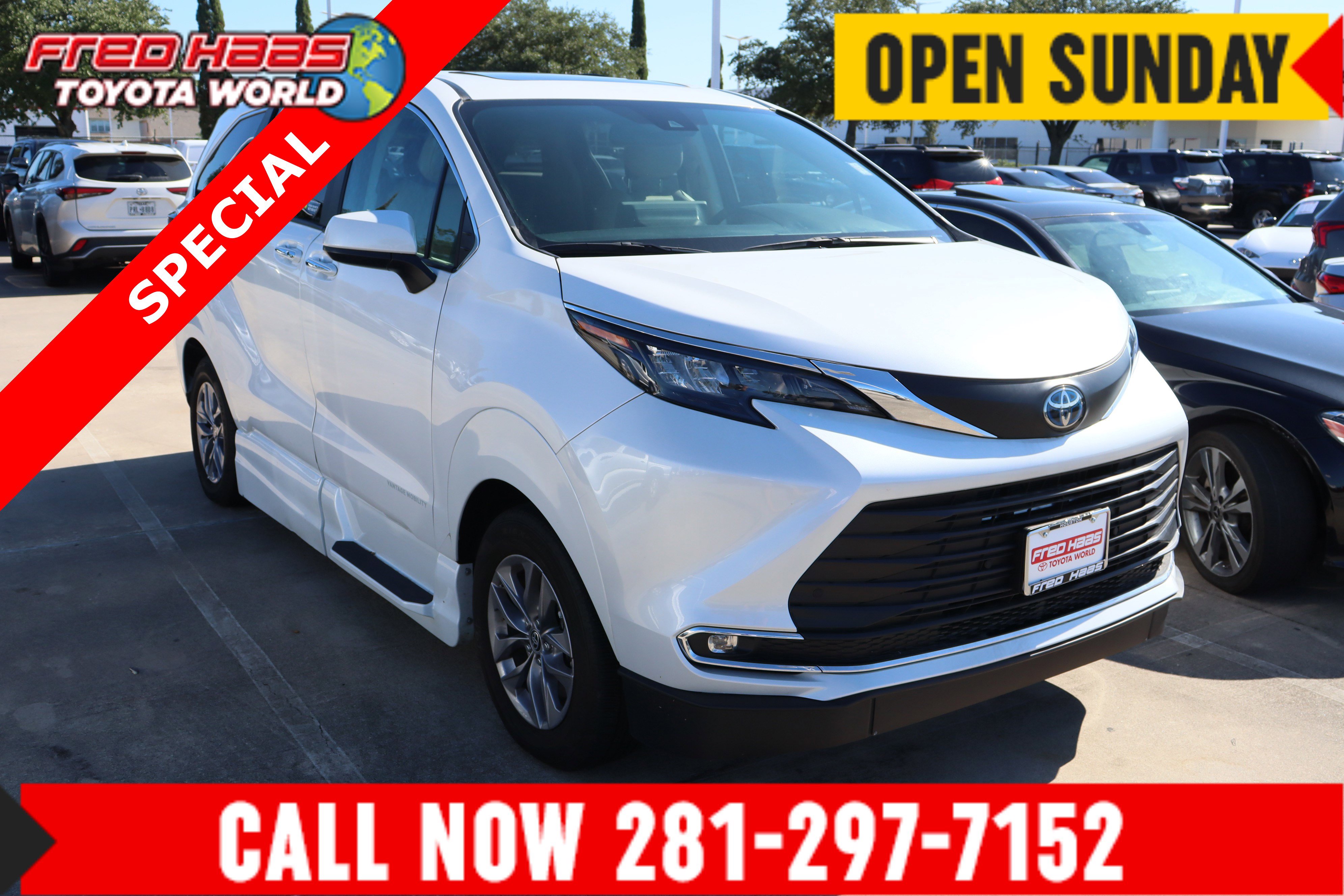 2024 Toyota Sienna XLE's photo