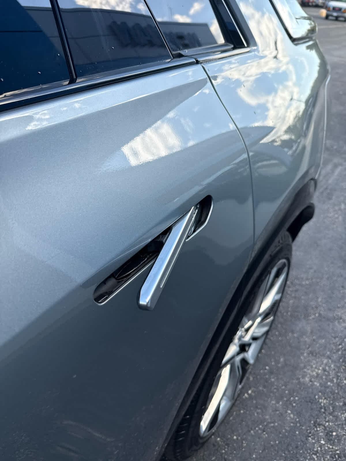 2025 Cadillac Lyriq Luxury photo 17