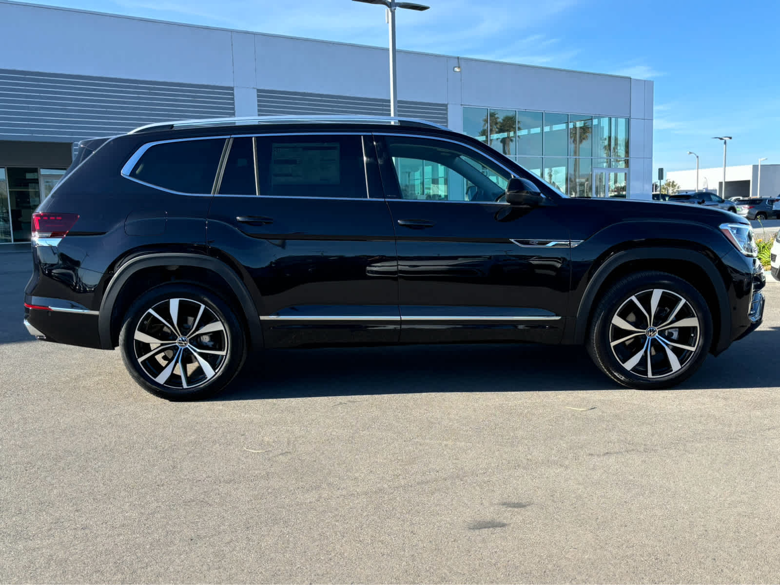 2025 Volkswagen Atlas SEL Premium R-Line photo 2