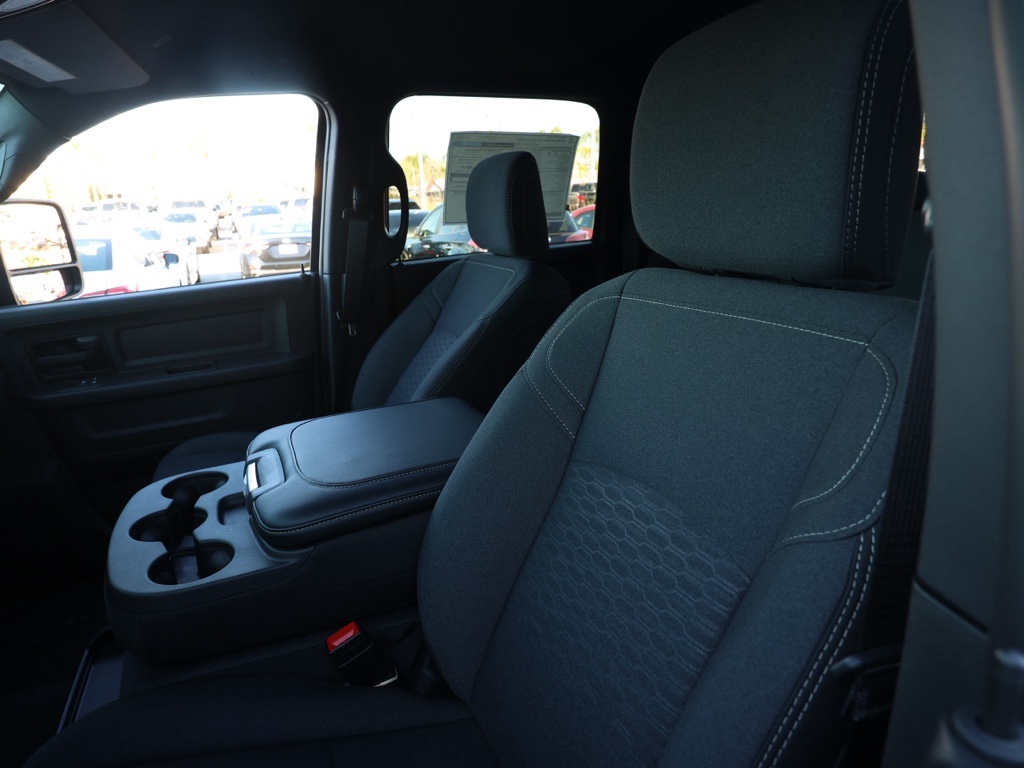 New 2026 Diamond Black Crystal Pearl-Coat Exterior Paint RAM Tradesman image 14