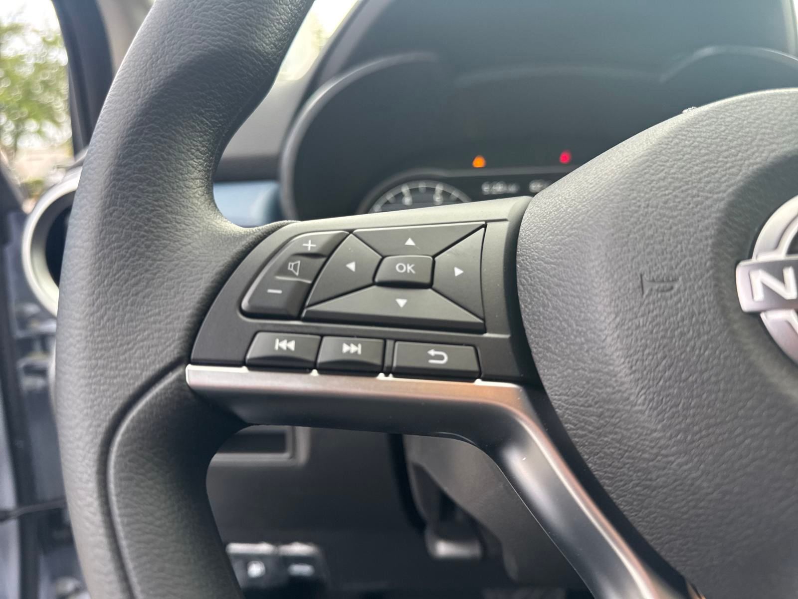 2025 Nissan Versa 1.6 SV photo 13