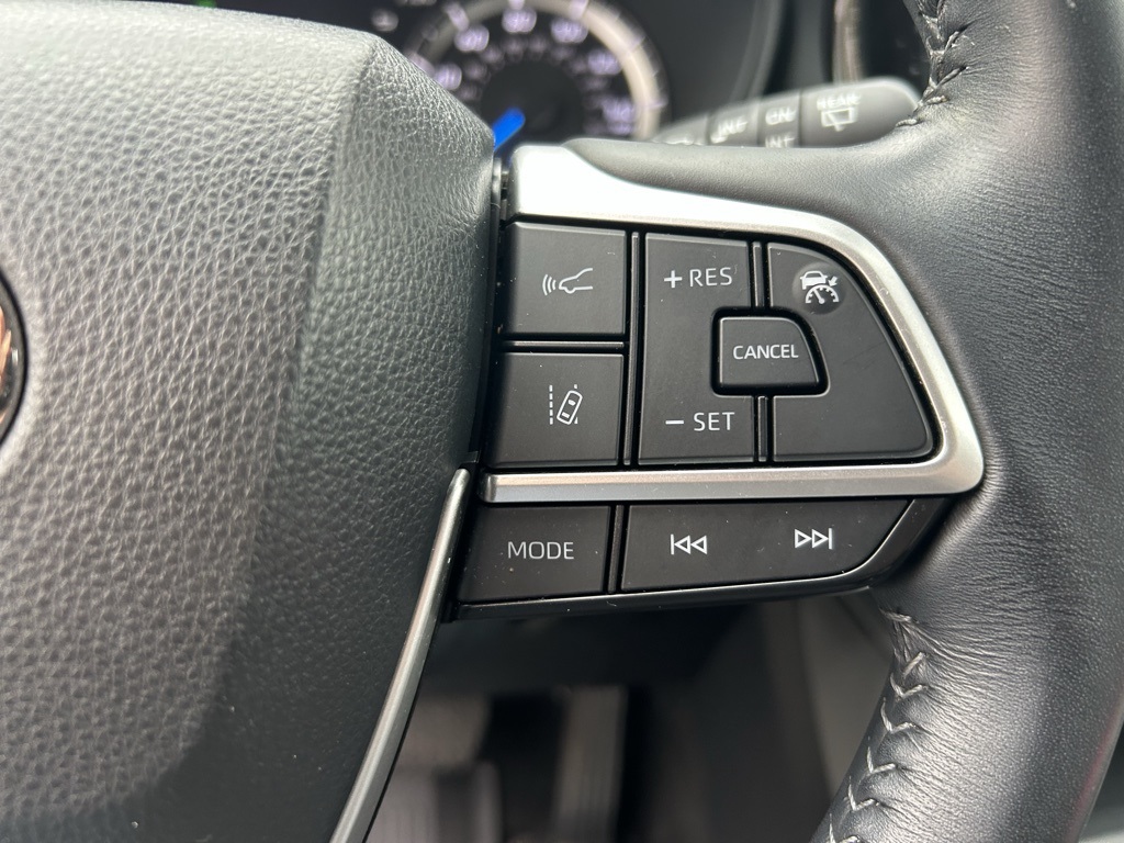 2023 Toyota Highlander Hybrid LE photo 9
