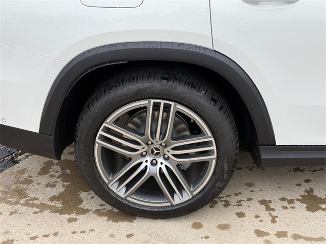 2026 Mercedes Benz GLS 450 4MATIC photo 2