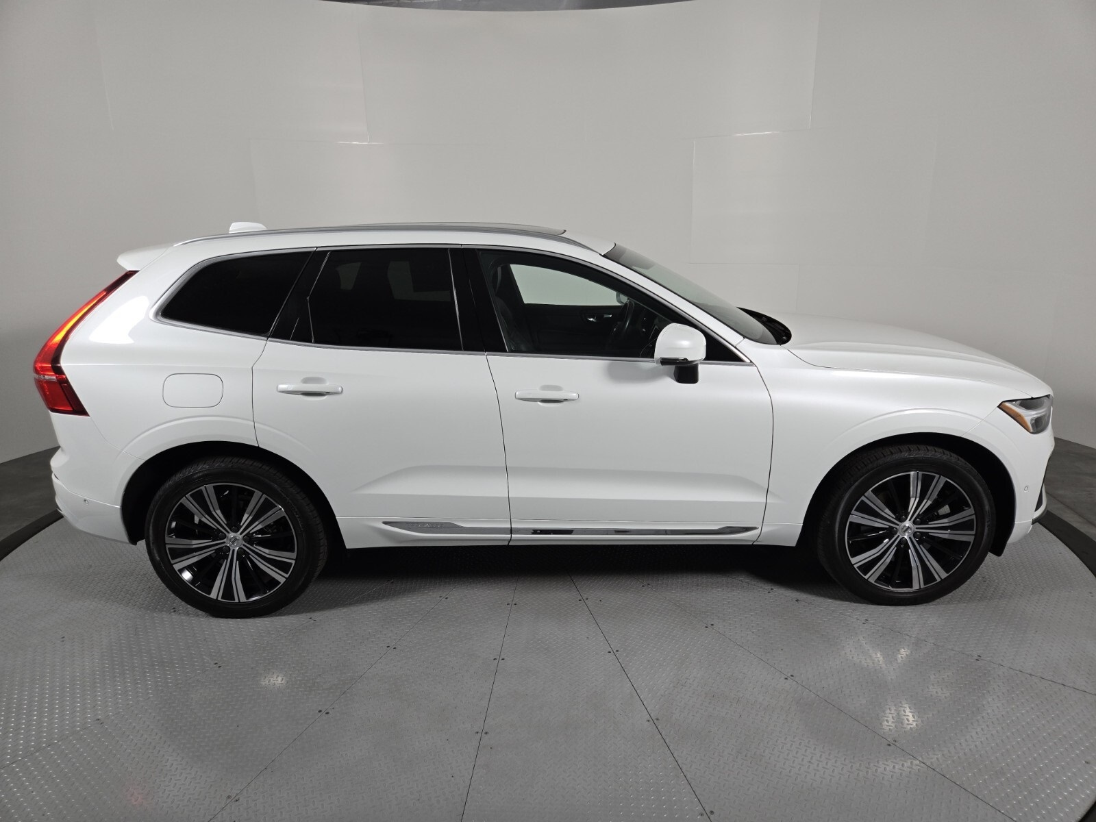2022 Volvo XC60 Recharge Hybrid T8 Inscription photo 2
