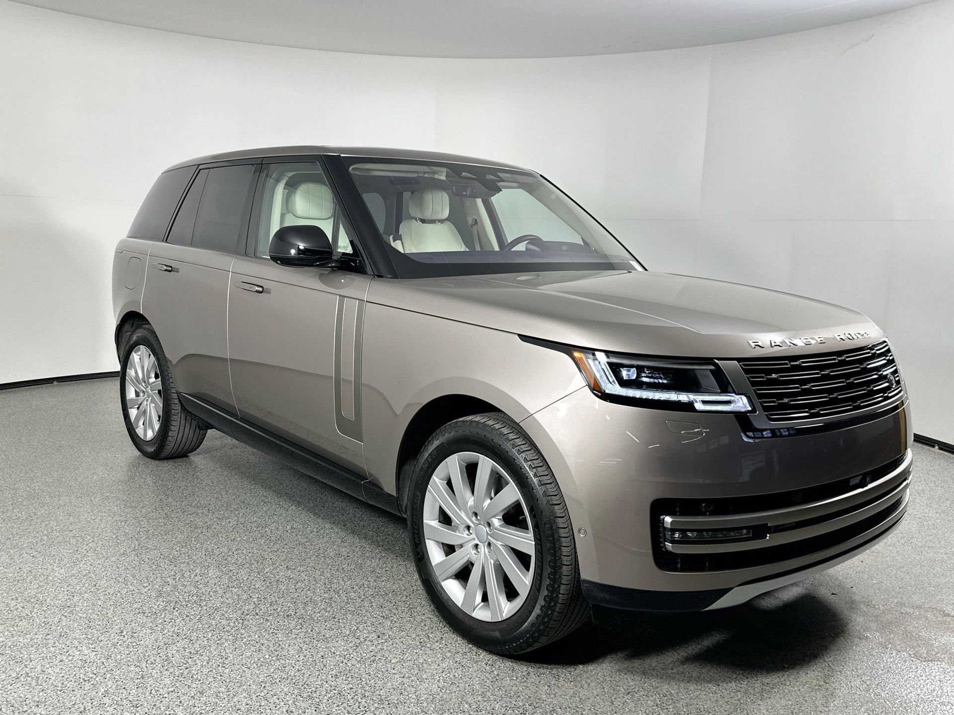 2023 Land Rover Range Rover SE photo 3