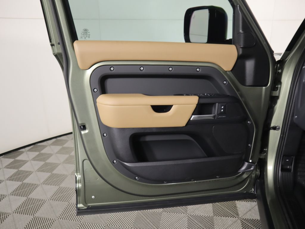 2025 Land Rover Defender 110 S photo 24