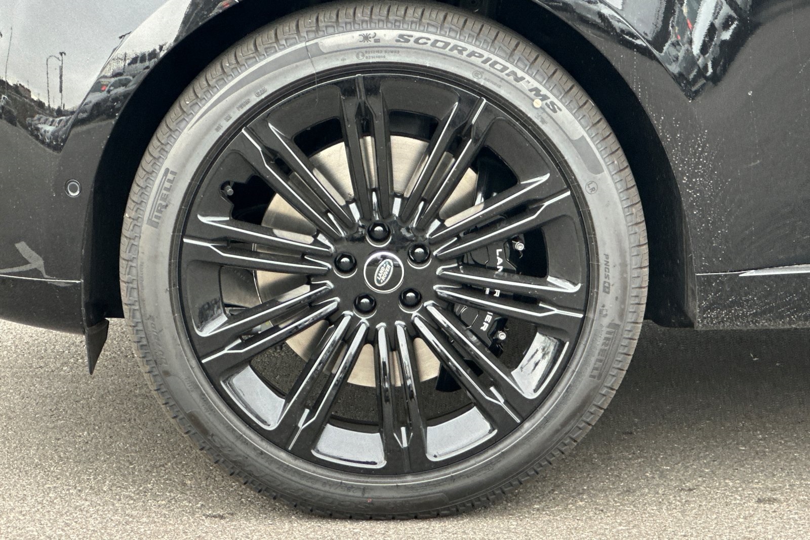 2025 Land Rover Range Rover SE photo 3