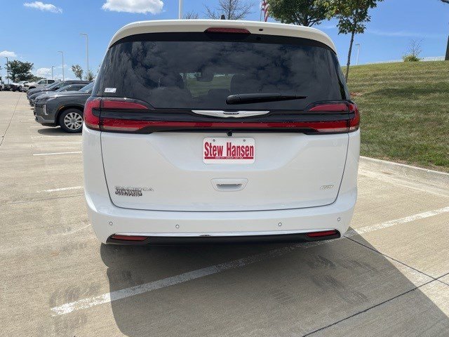 2026 Chrysler Pacifica photo 4