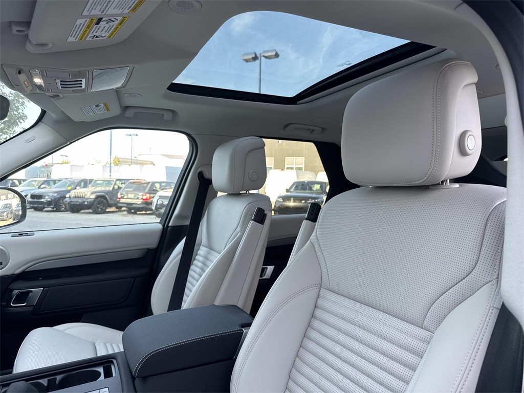2026 Land Rover Discovery photo 21
