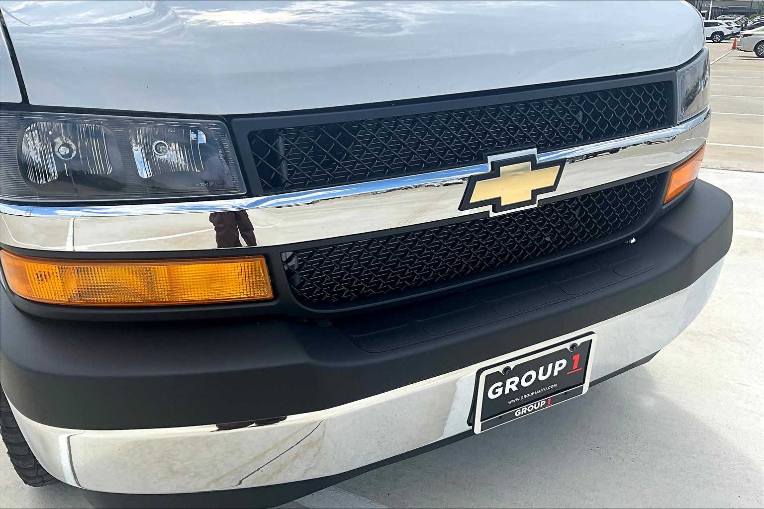 2018 Chevrolet Express Passenger LT photo 27