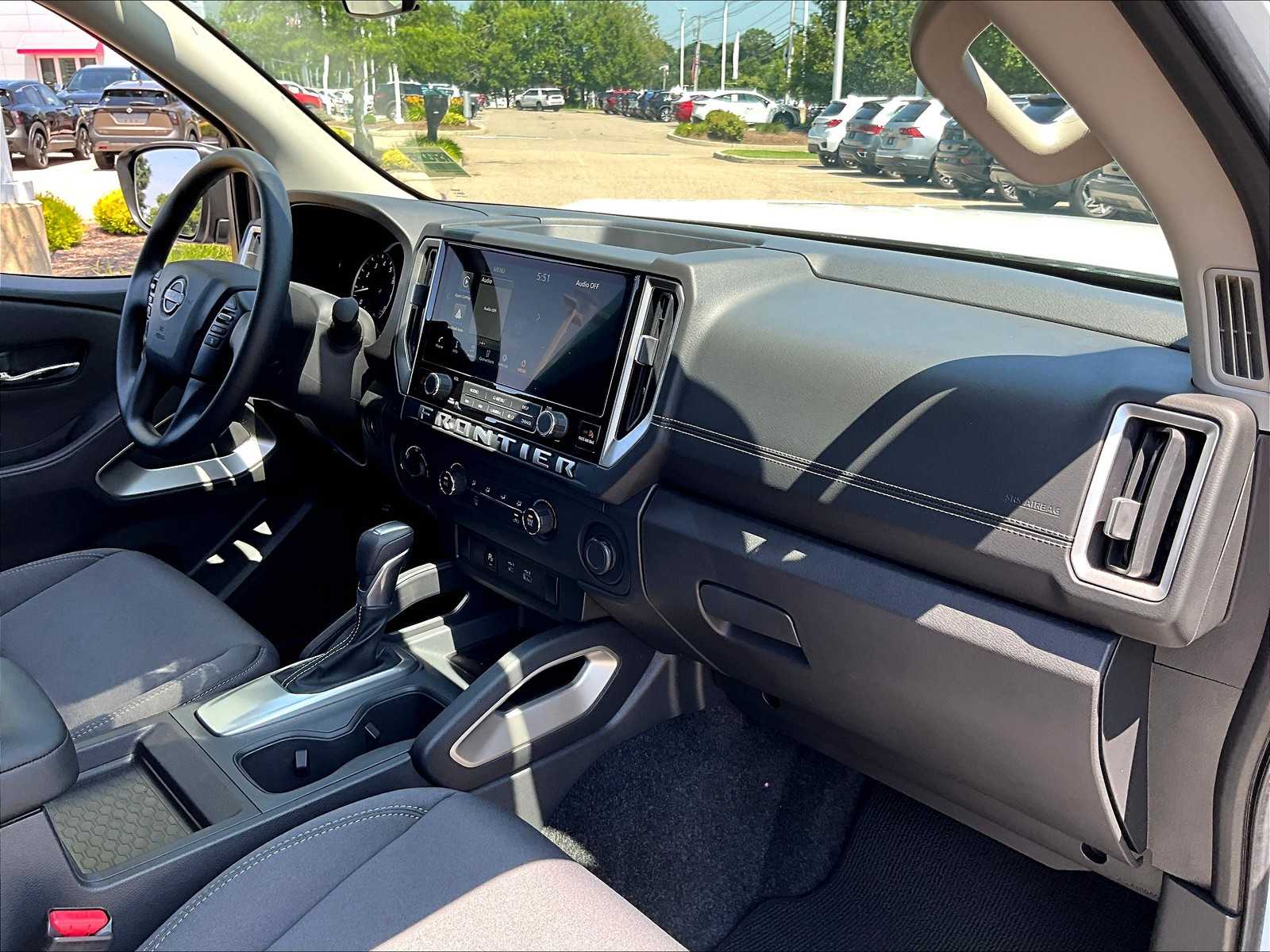 2025 Nissan Frontier SV photo 14