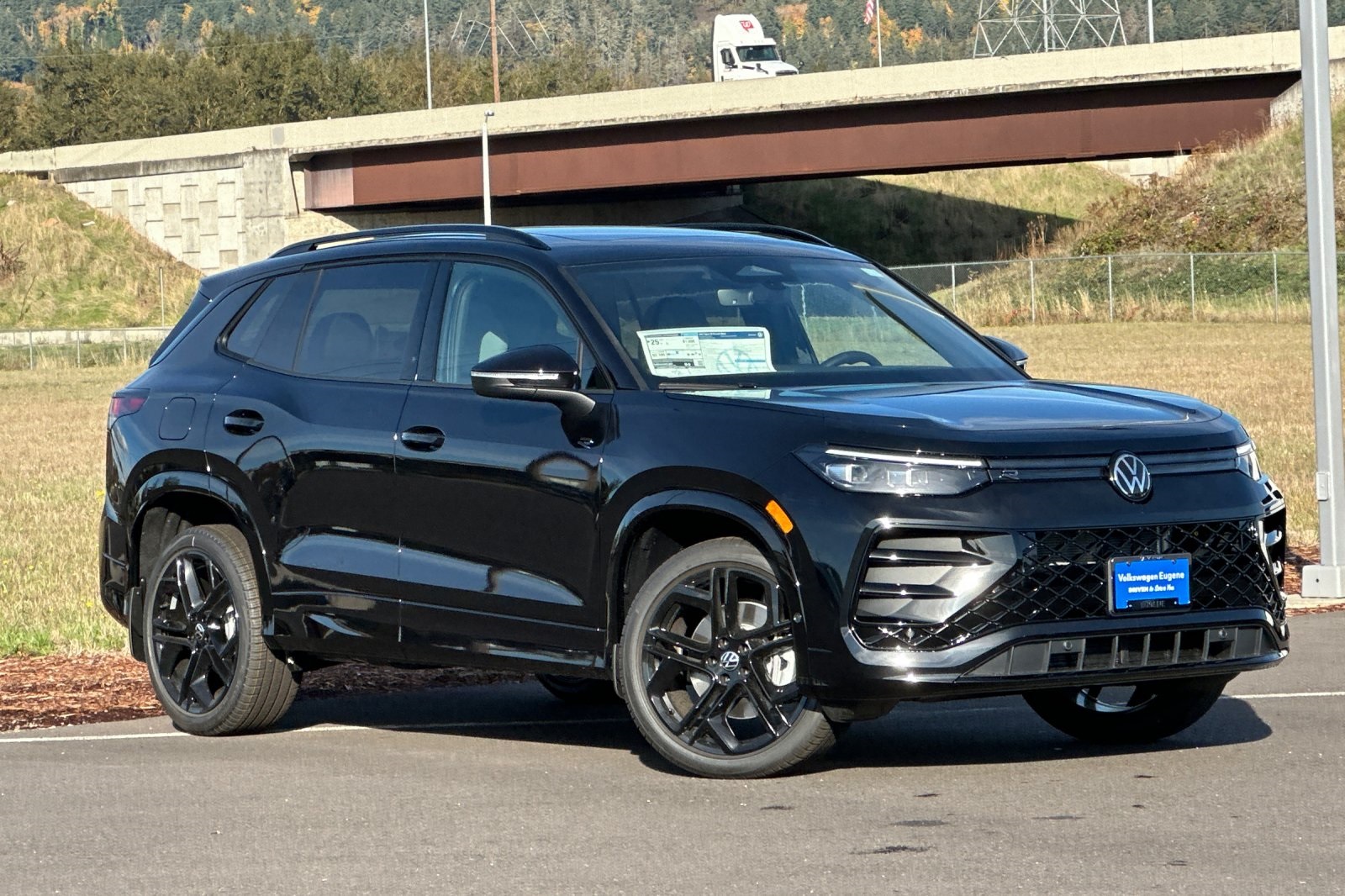 2025 Volkswagen Tiguan SE R-LINE BLACK's photo