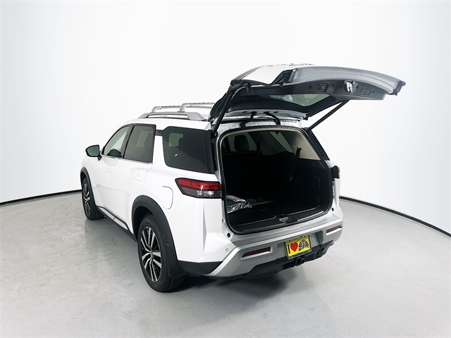 2025 Nissan Pathfinder Platinum photo 7