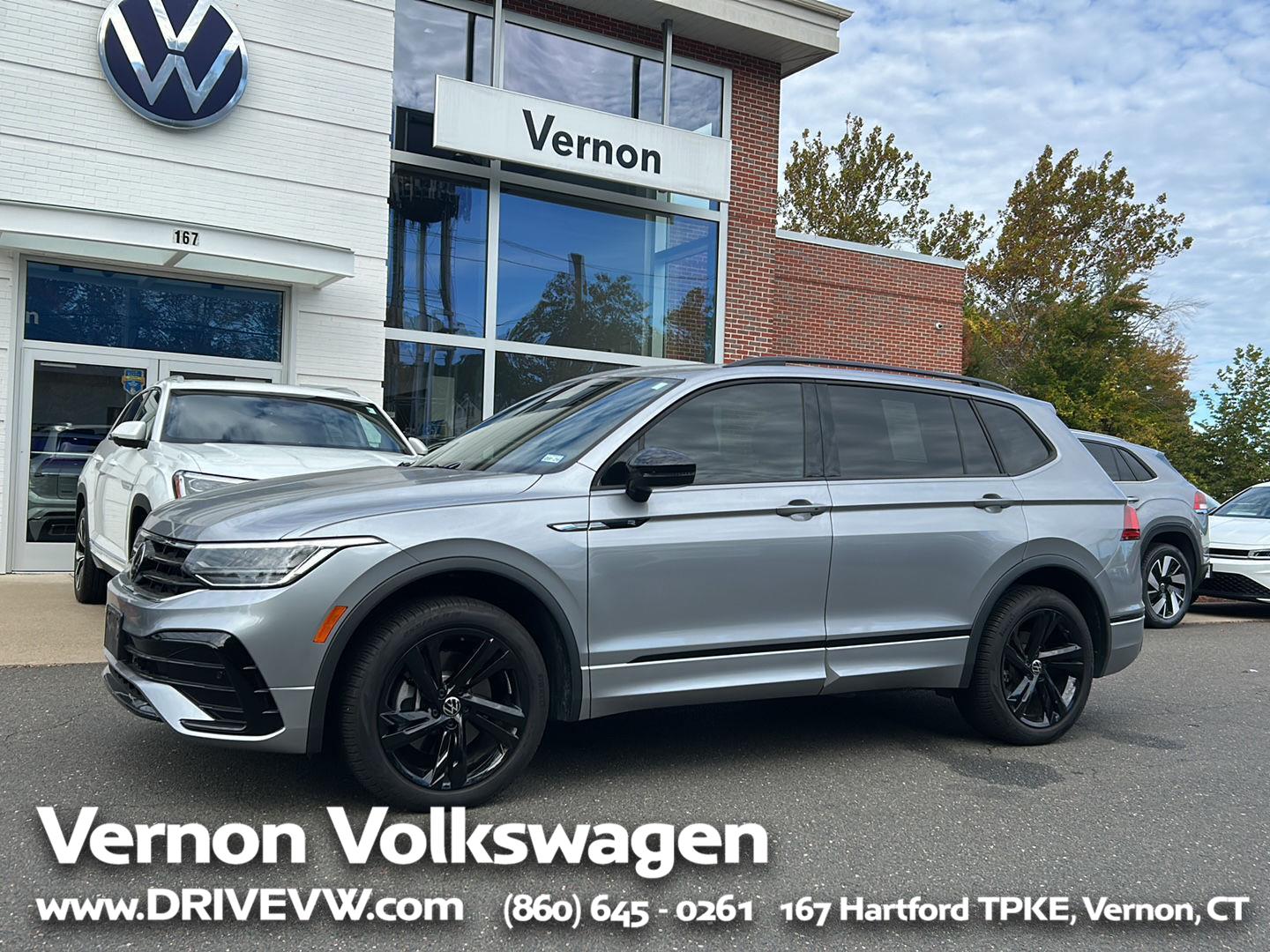 2024 Volkswagen Tiguan SE R-LINE BLACK's photo