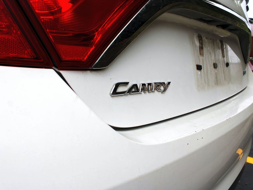2016 Toyota Camry SE photo 9