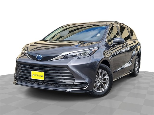 2025 Toyota Sienna LE's photo