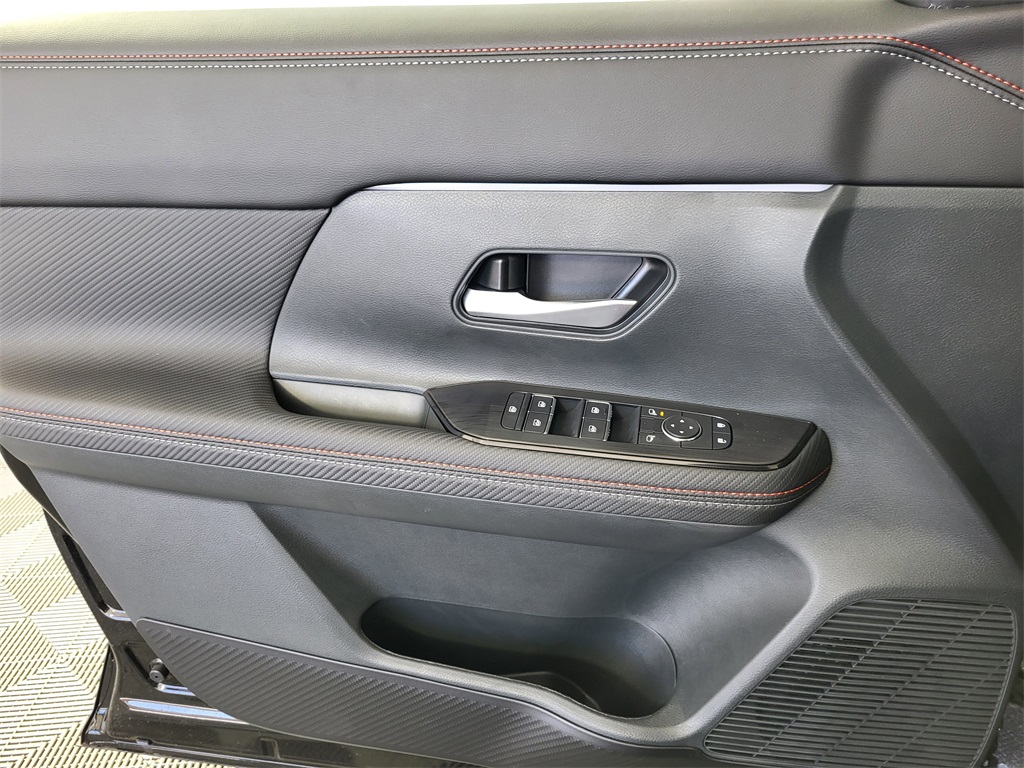 2025 Nissan Kicks SR photo 17
