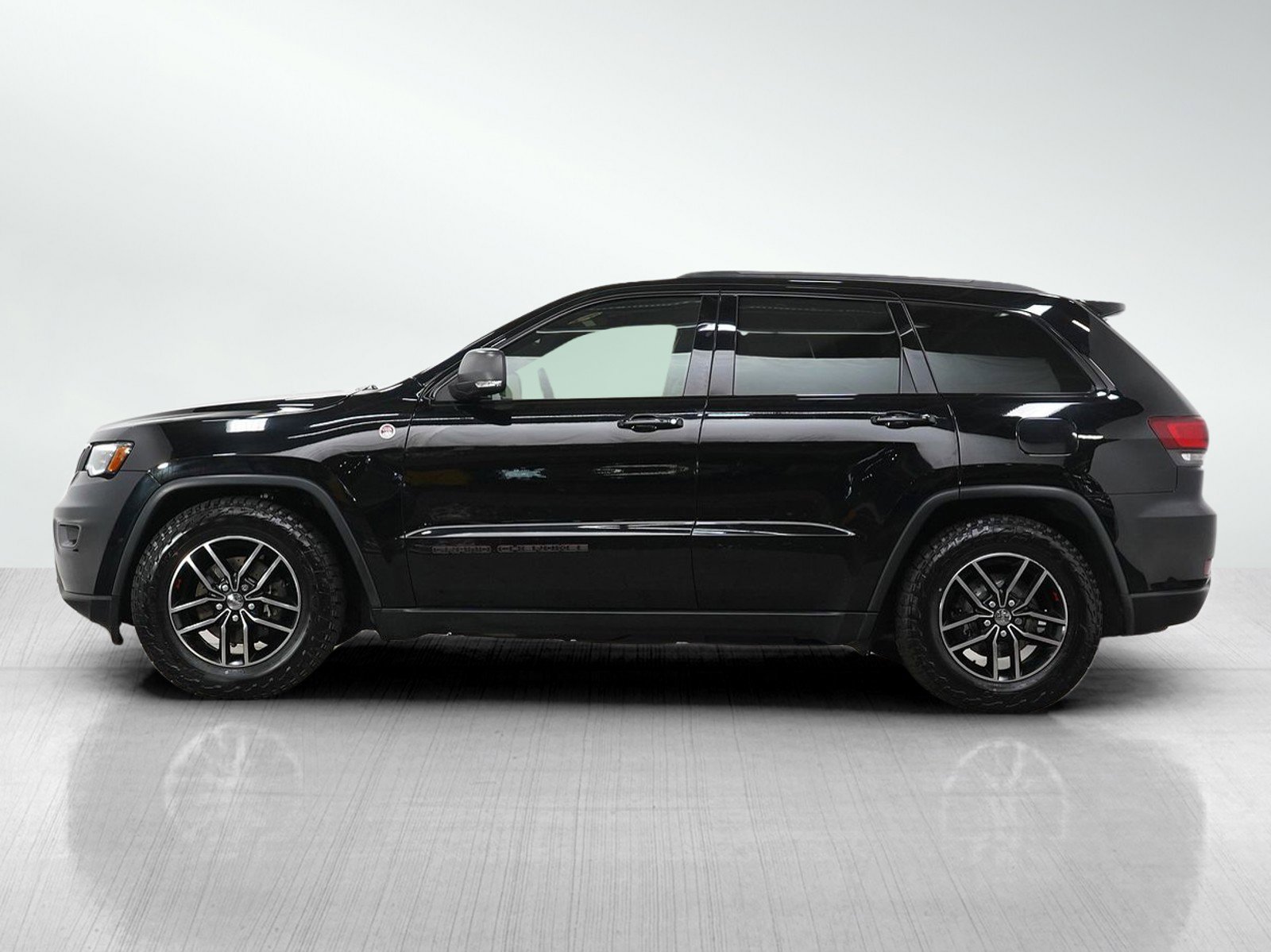Used 2018 Jeep Grand Cherokee Trailhawk with VIN 1C4RJFLG2JC220983 for sale in Bloomington, Minnesota