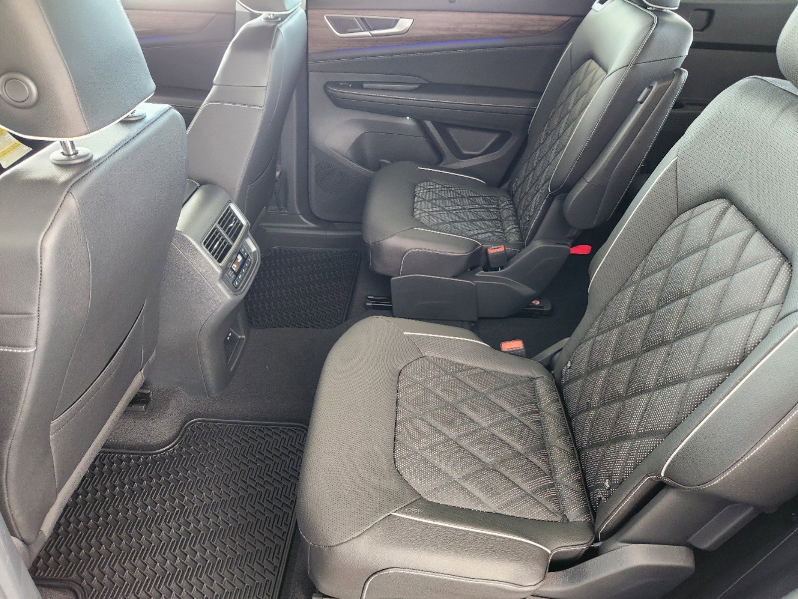 2025 Volkswagen Atlas SEL Premium R-Line photo 18