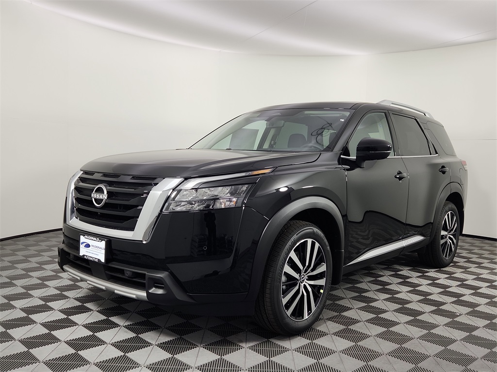 2025 Nissan Pathfinder Platinum's photo