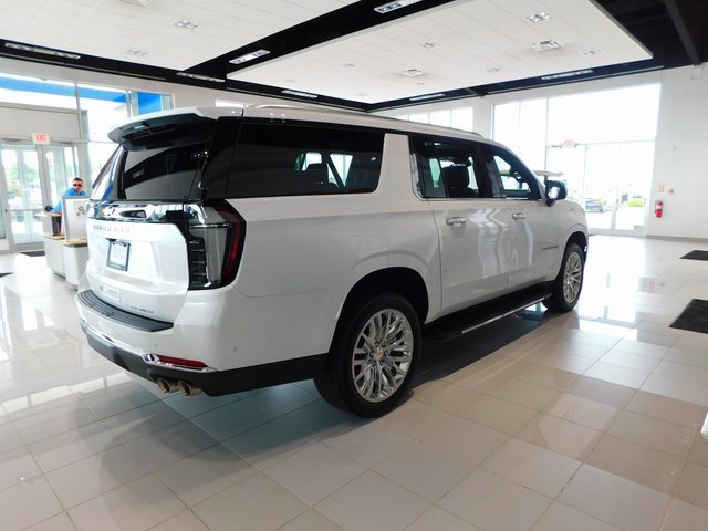 2025 Chevrolet Suburban Premier photo 2