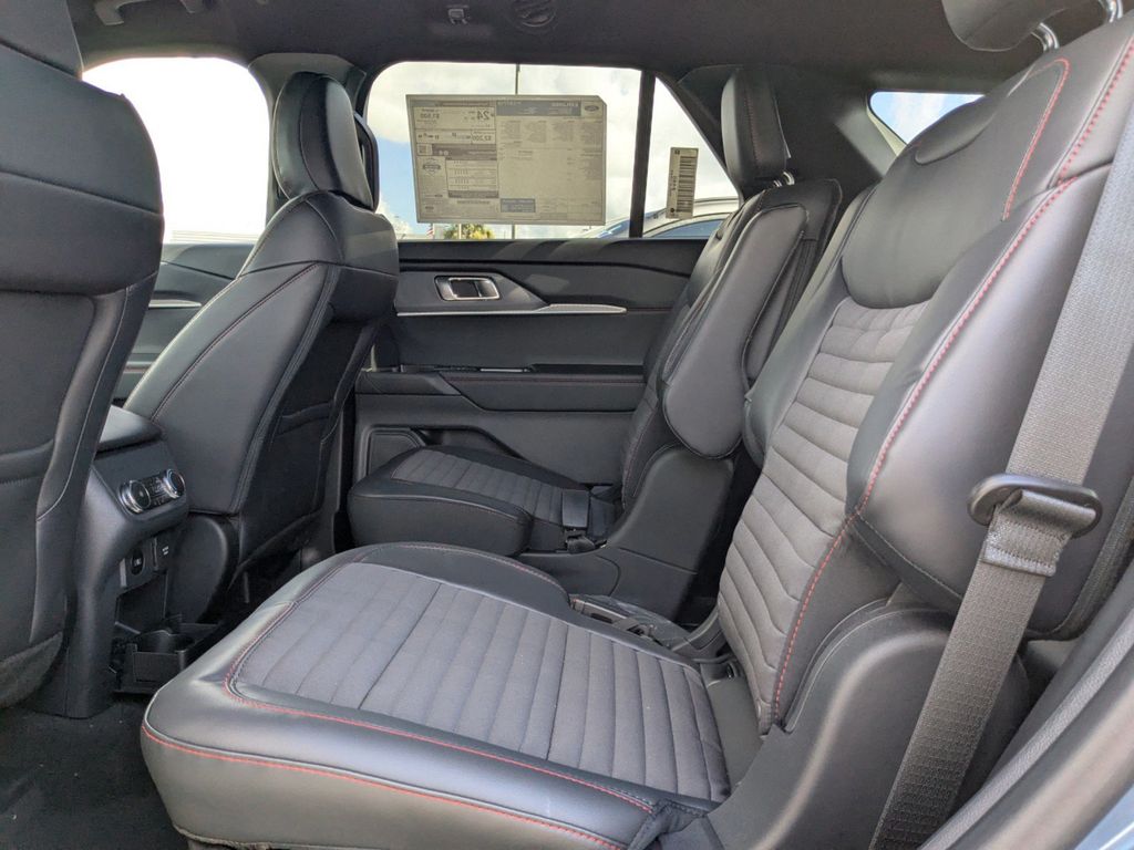 2025 Ford Explorer ST-Line photo 14