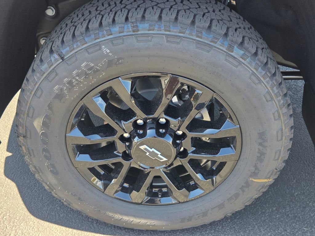 2025 Chevrolet Silverado 2500HD Custom photo 5