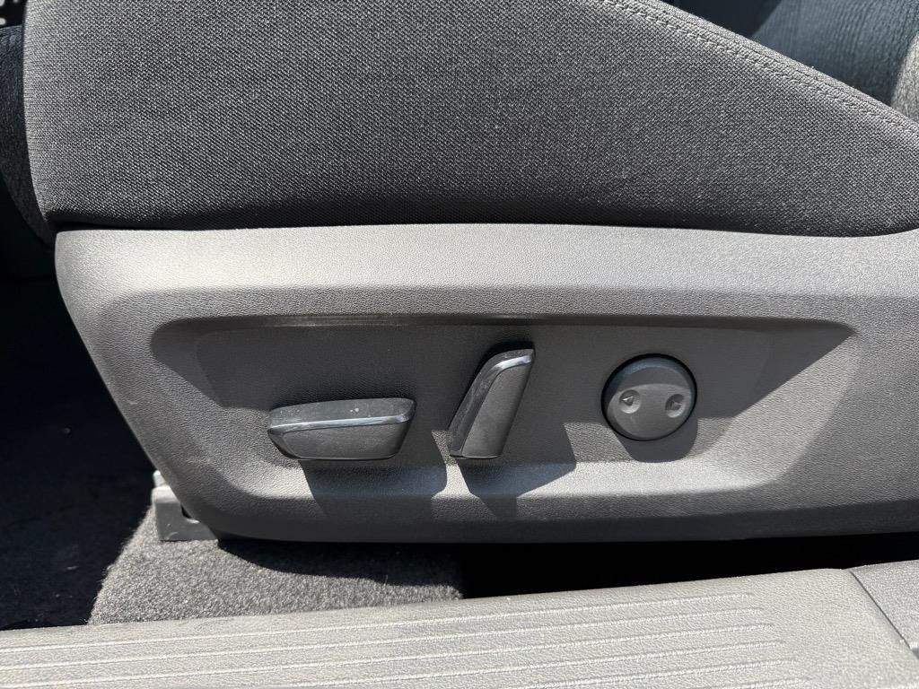 2025 Nissan Rogue SV photo 17