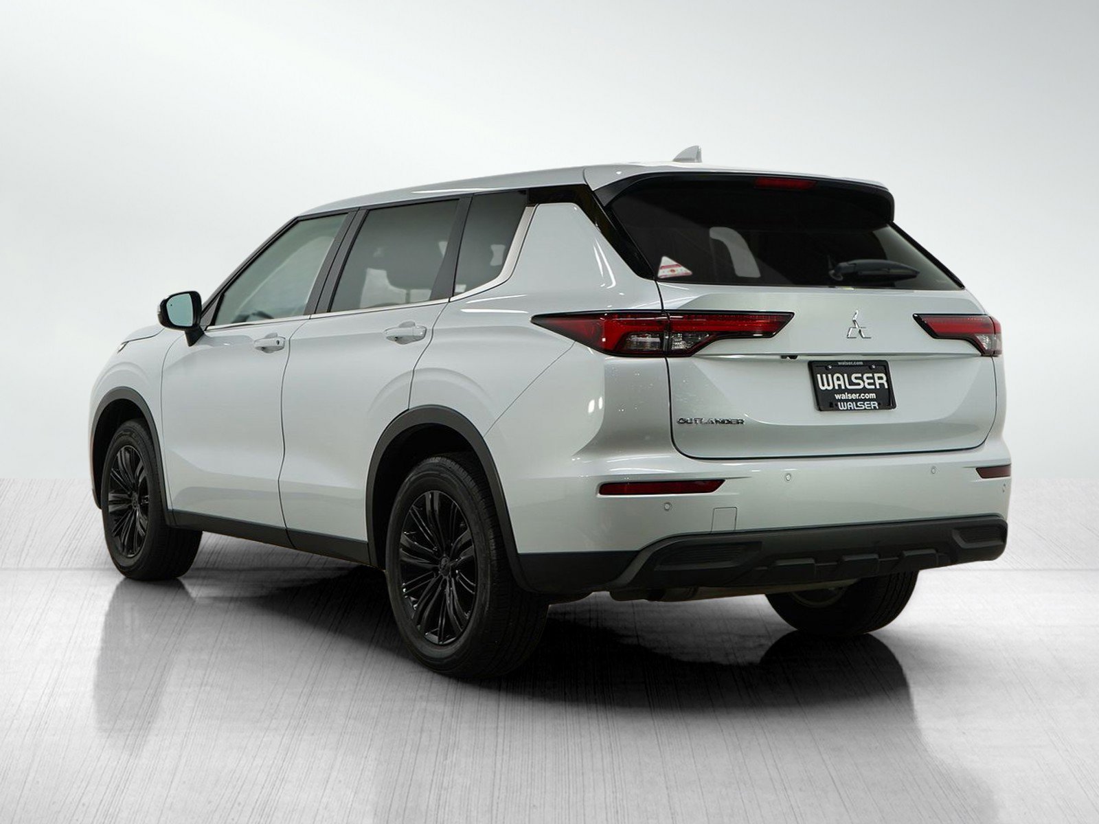 2024 Mitsubishi Outlander ES photo 3