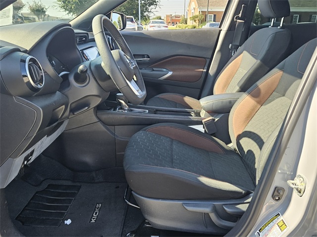 2021 Nissan Kicks SR photo 3