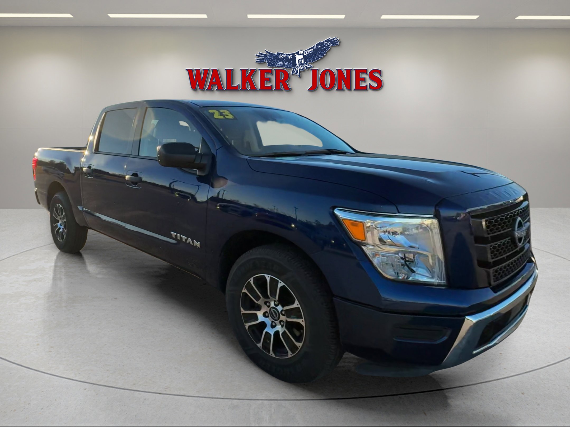 2023 Nissan Titan SV's photo