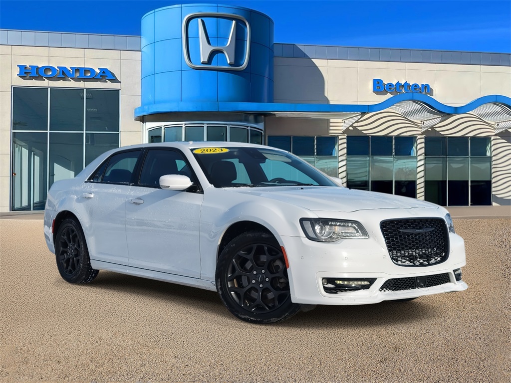 2023 Chrysler 300 Touring L's photo