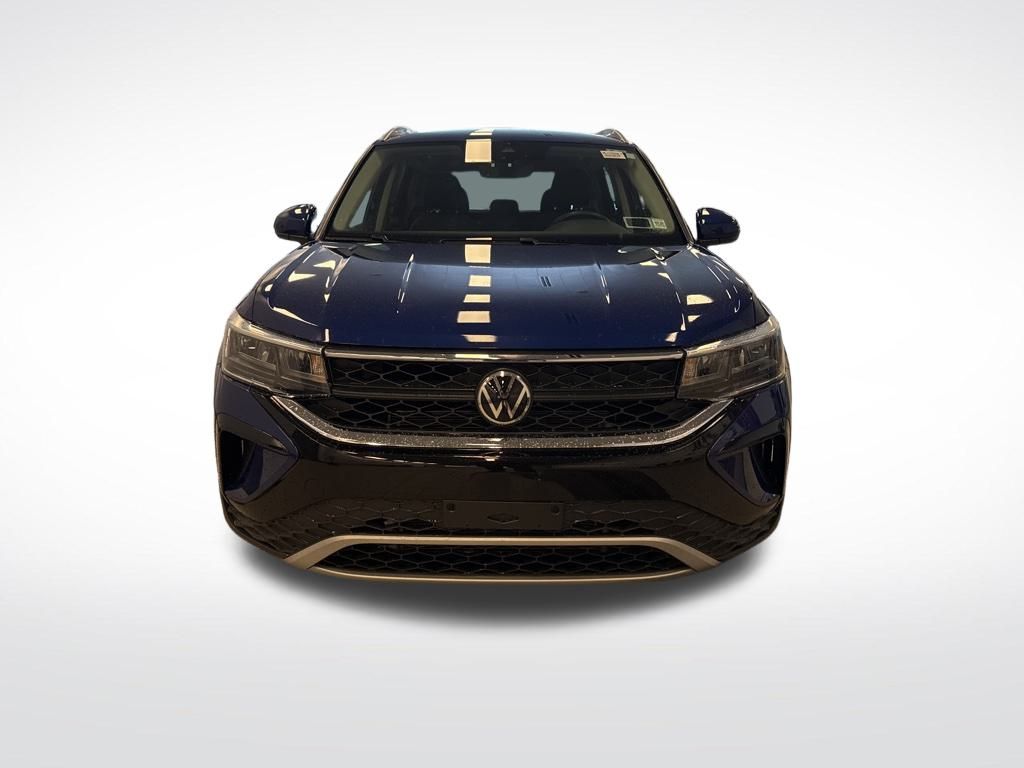 2022 Volkswagen Taos SE photo 2