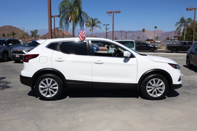 2022 Nissan Rogue Sport S photo 2