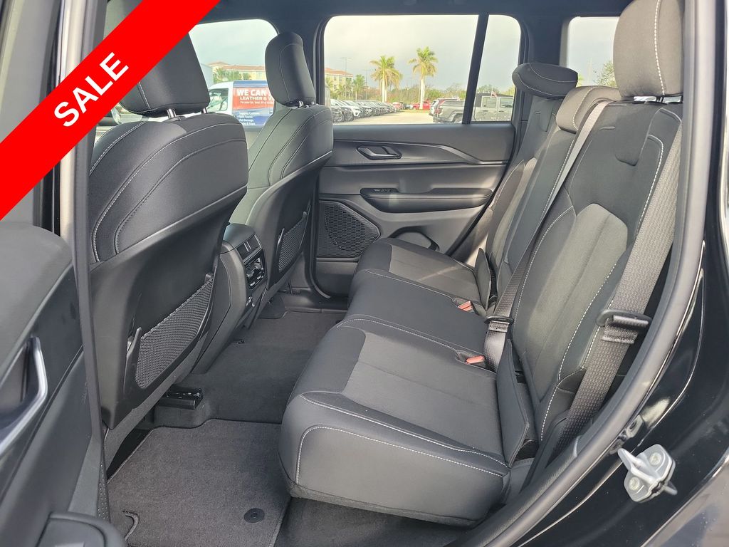 2025 Jeep Grand Cherokee Laredo Altitude photo 23
