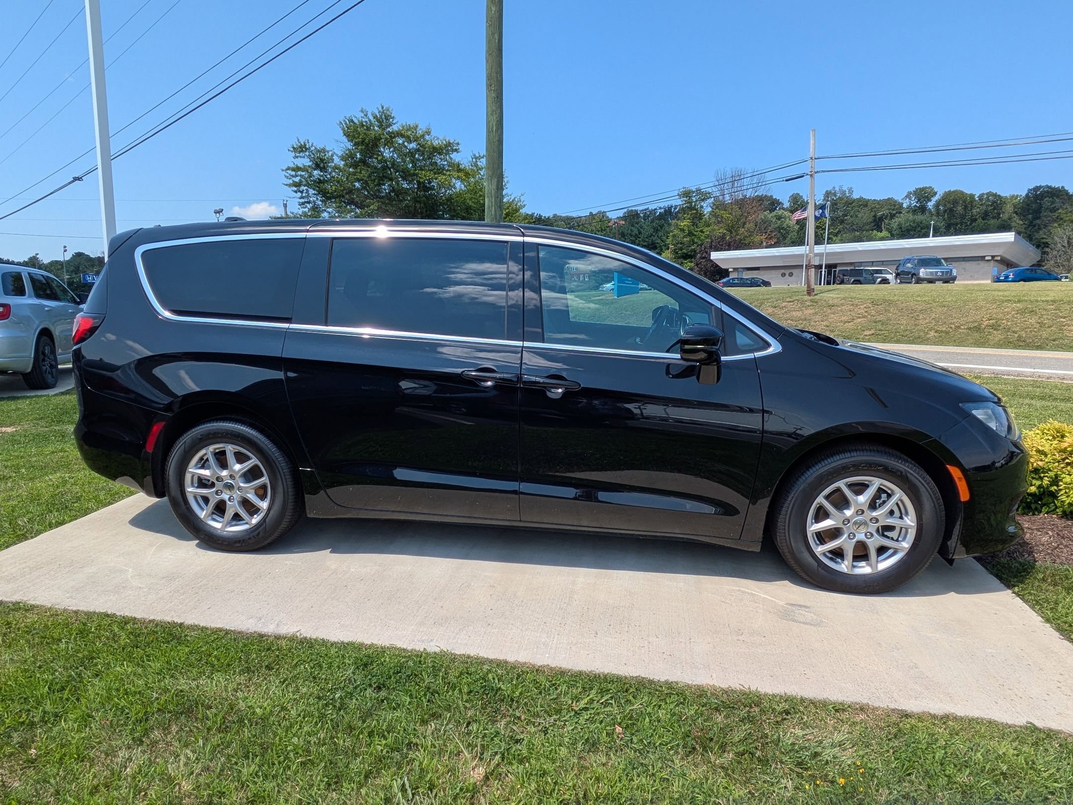 2025 Chrysler Voyager LX photo 4